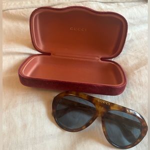GUCCI oversized tinted sunglasses.